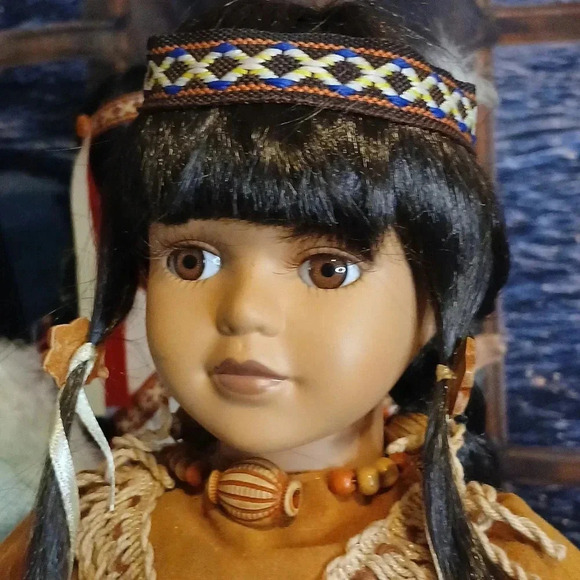 AMERICA INDIAN TRADITIONAL Heritage collectable porcelain doll 15" high/wstand - Picture 7 of 11
